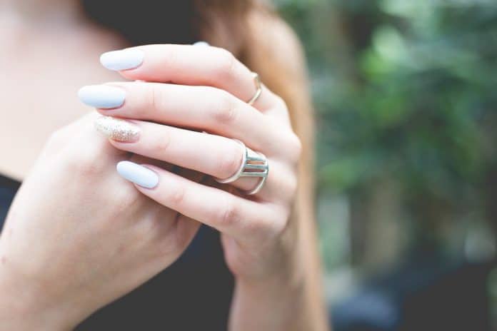 Comment enlever des faux ongles proprement