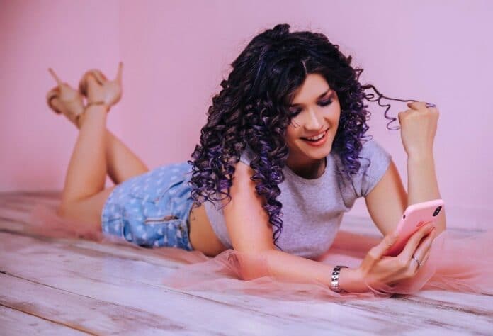 fille recevant un sms avant de se coucher