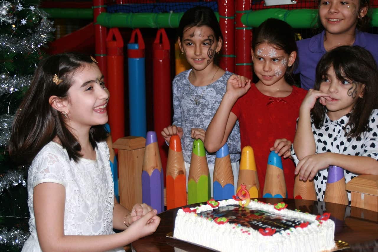 Une fille qui fête ses 9 ans avec ses amis
