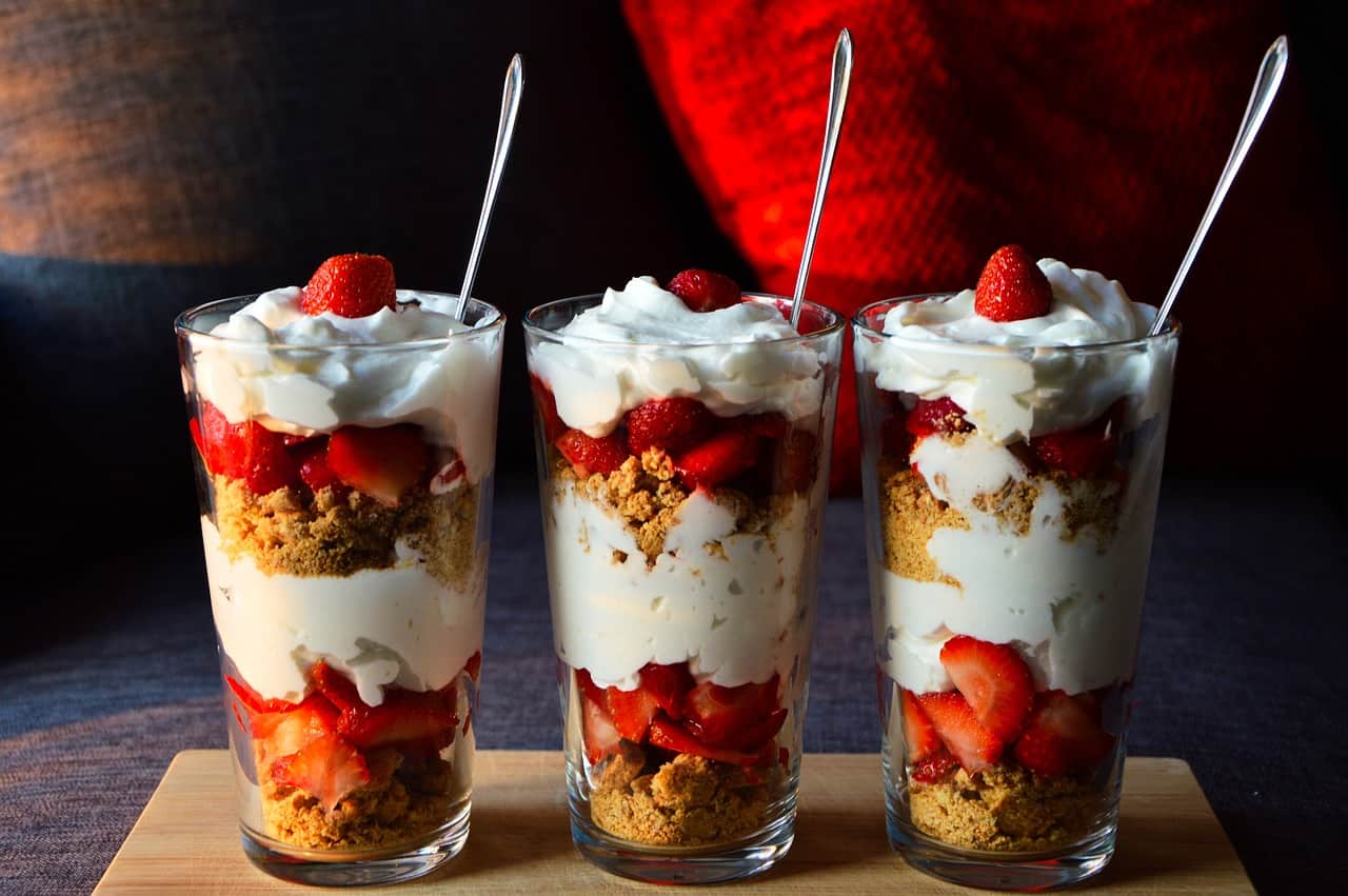 Un dessert avec des fraises