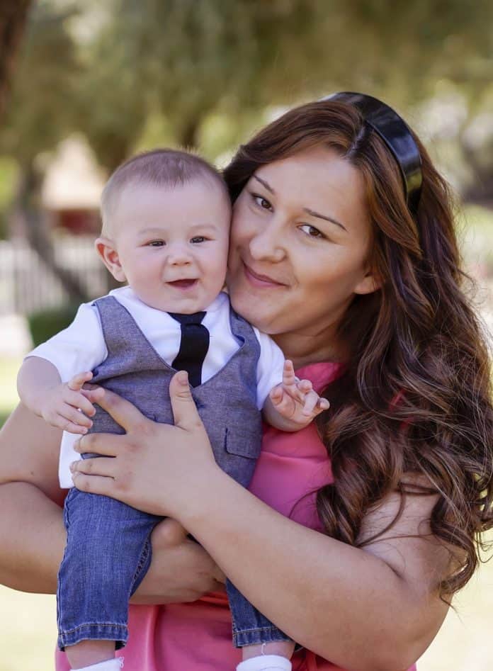 Un baby-sitter qui tient un petit garçon