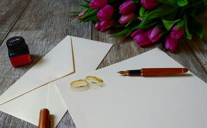 Des enveloppes et deux alliances
