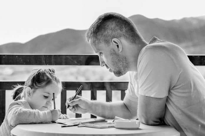 baby sitter qui fait faire des devoir à une fille