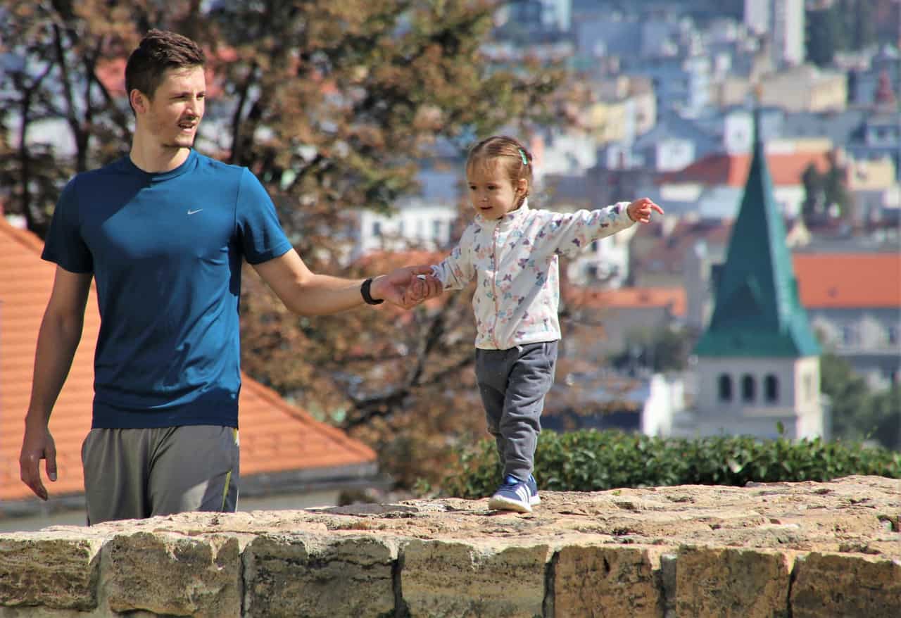 Un homme qui joue avec un enfant