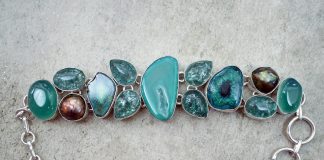 Un bracelet de pierres démesurées colorées