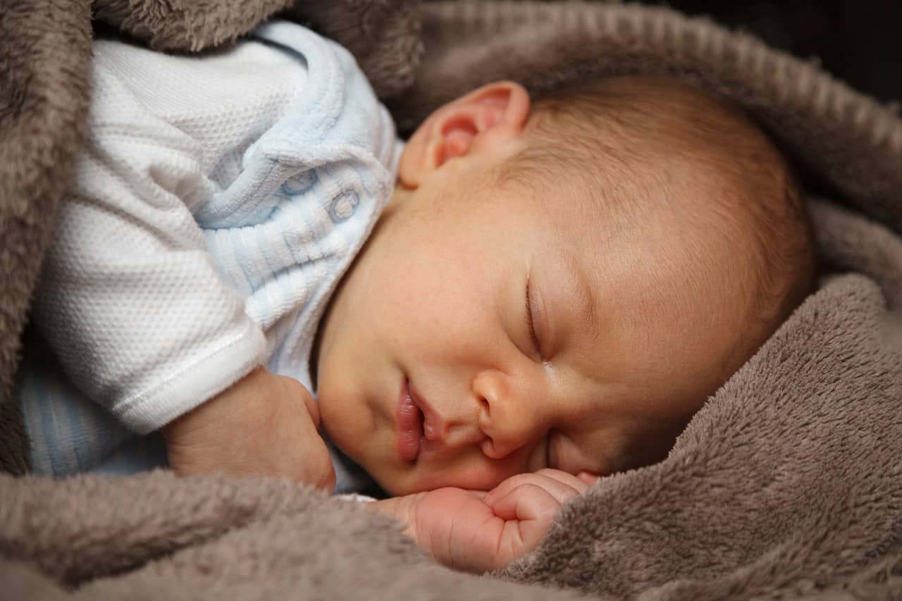 un bébé apaisé après avoir perçu le son d'un bola de grossesse