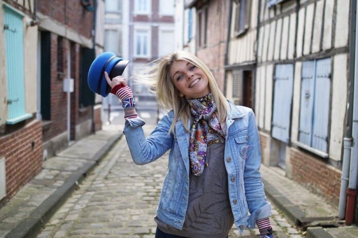 femme avec casquette dans la main