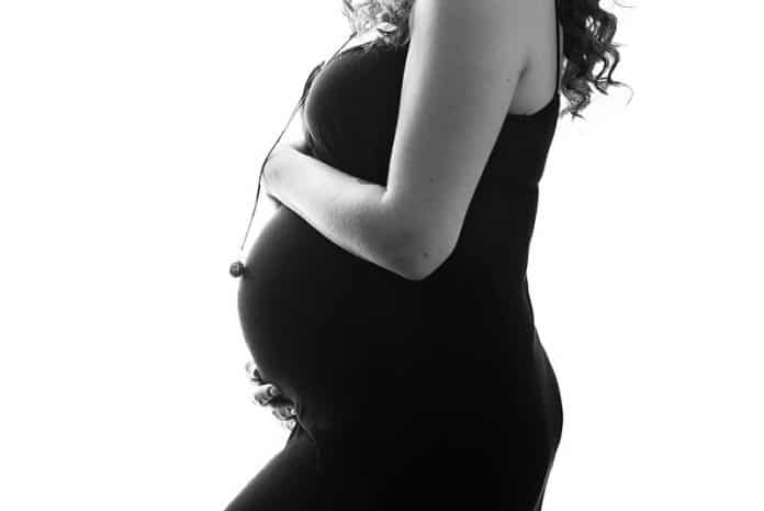 une femme enceinte qui porte un bola de grossesse