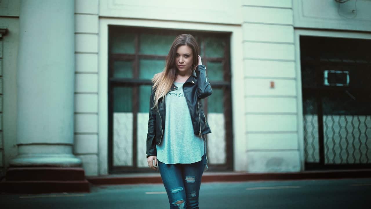 une femme qui porte une veste en cuir 