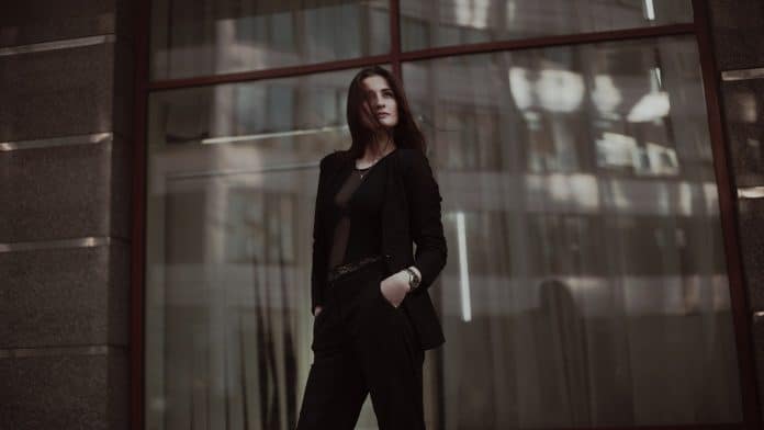 une femme qui porte un tailleur pantalon