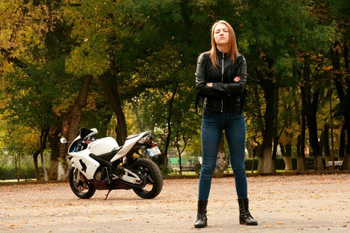 une femme qui porte une veste en cuir