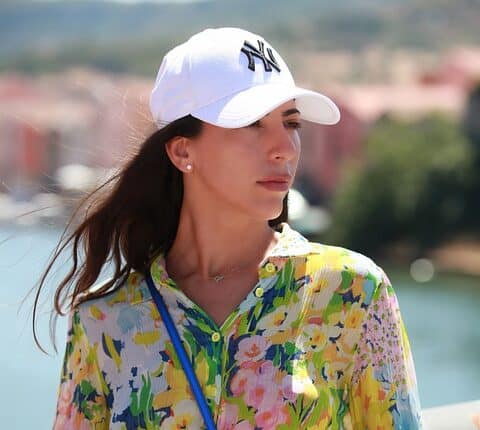 une femme portant une casquette