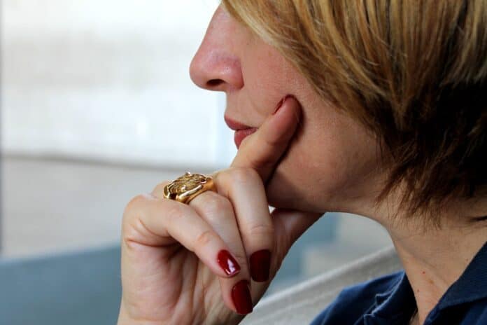 une personne qui porte une bague
