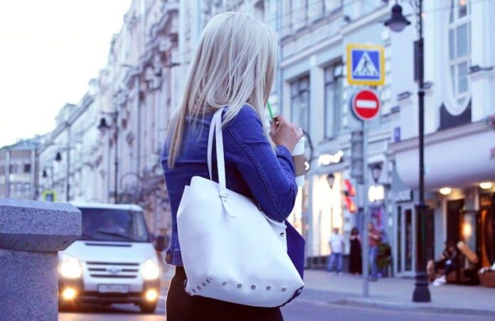femme avec un sac à main porté épaule