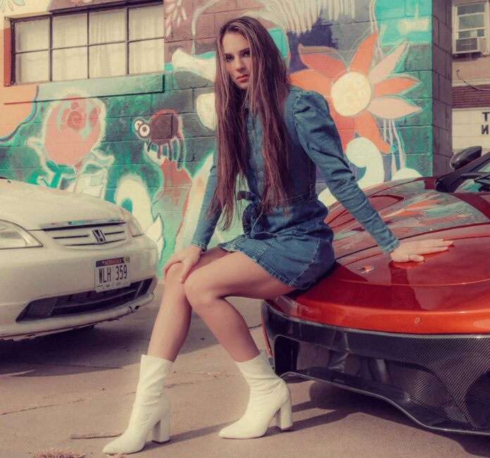 femme portant une robe jean avec des bottines