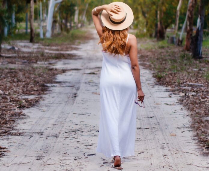femme portant une robe longue avec des sandales