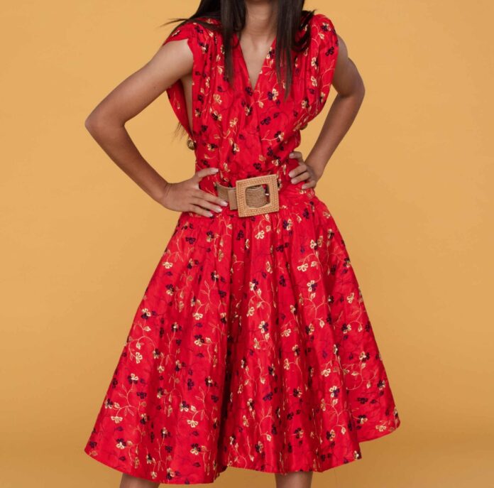 femme portant une robe midi