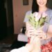 une femme qui obtient des fleurs le 8 mars