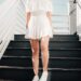 femme portant une robe courte avec des baskets